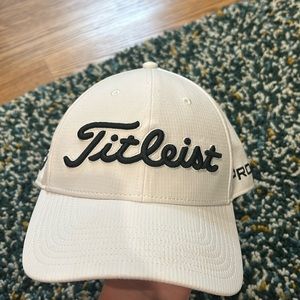 White Titleist golf hat SIZE:L/XL
